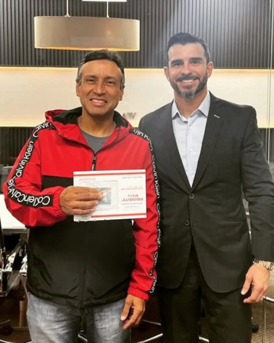 Dr. André Linhares entregando Green Card a cliente