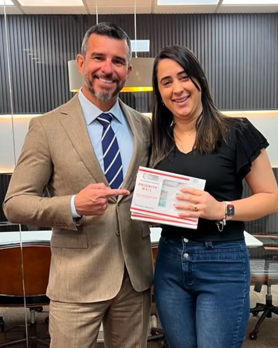 Dr. André Linhares com cliente aprovada no Green Card