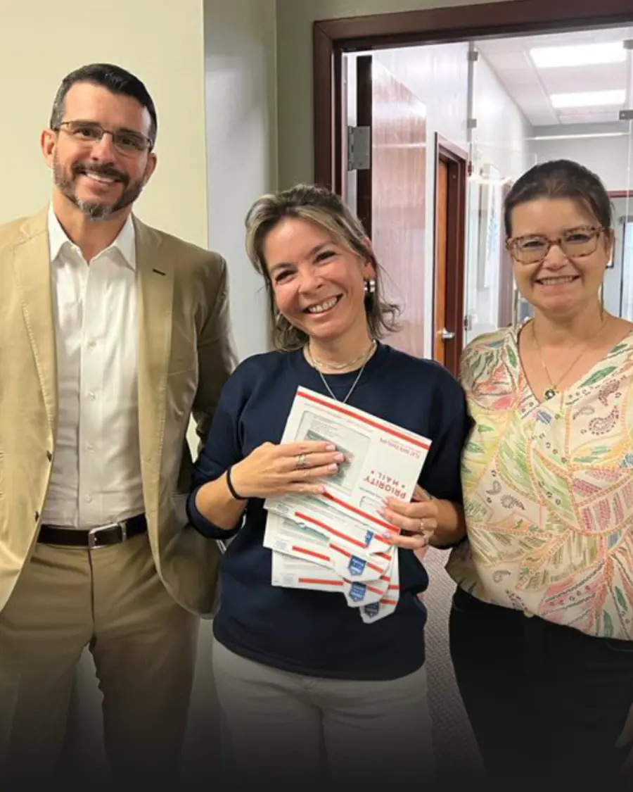 Cliente da Linhares Law recebendo Green Cards