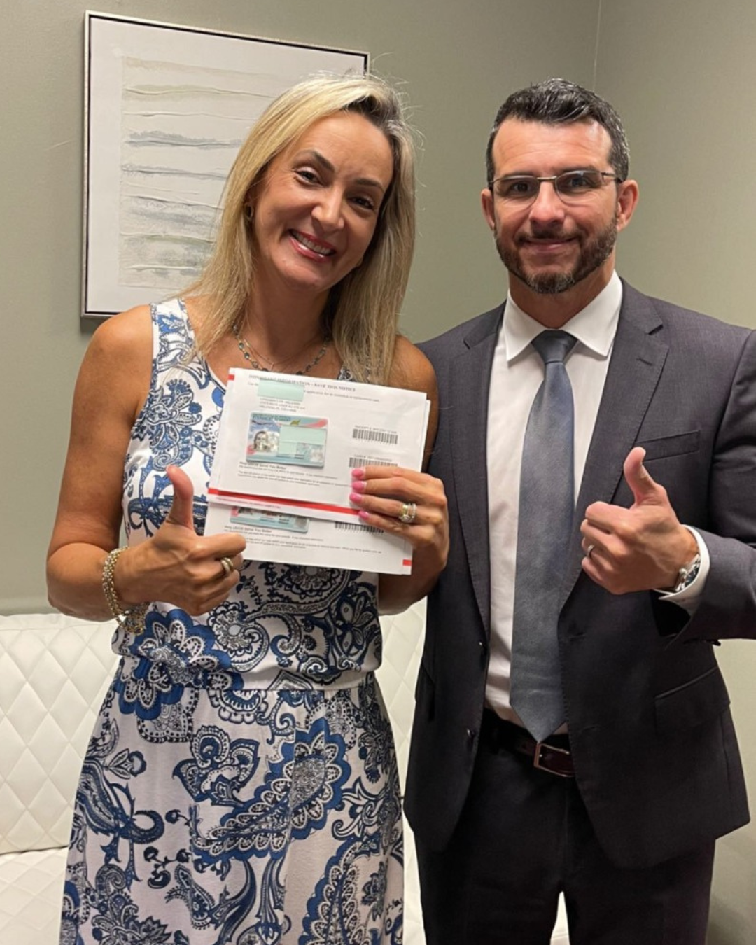 Cliente da Linhares Law com Green Card em mãos