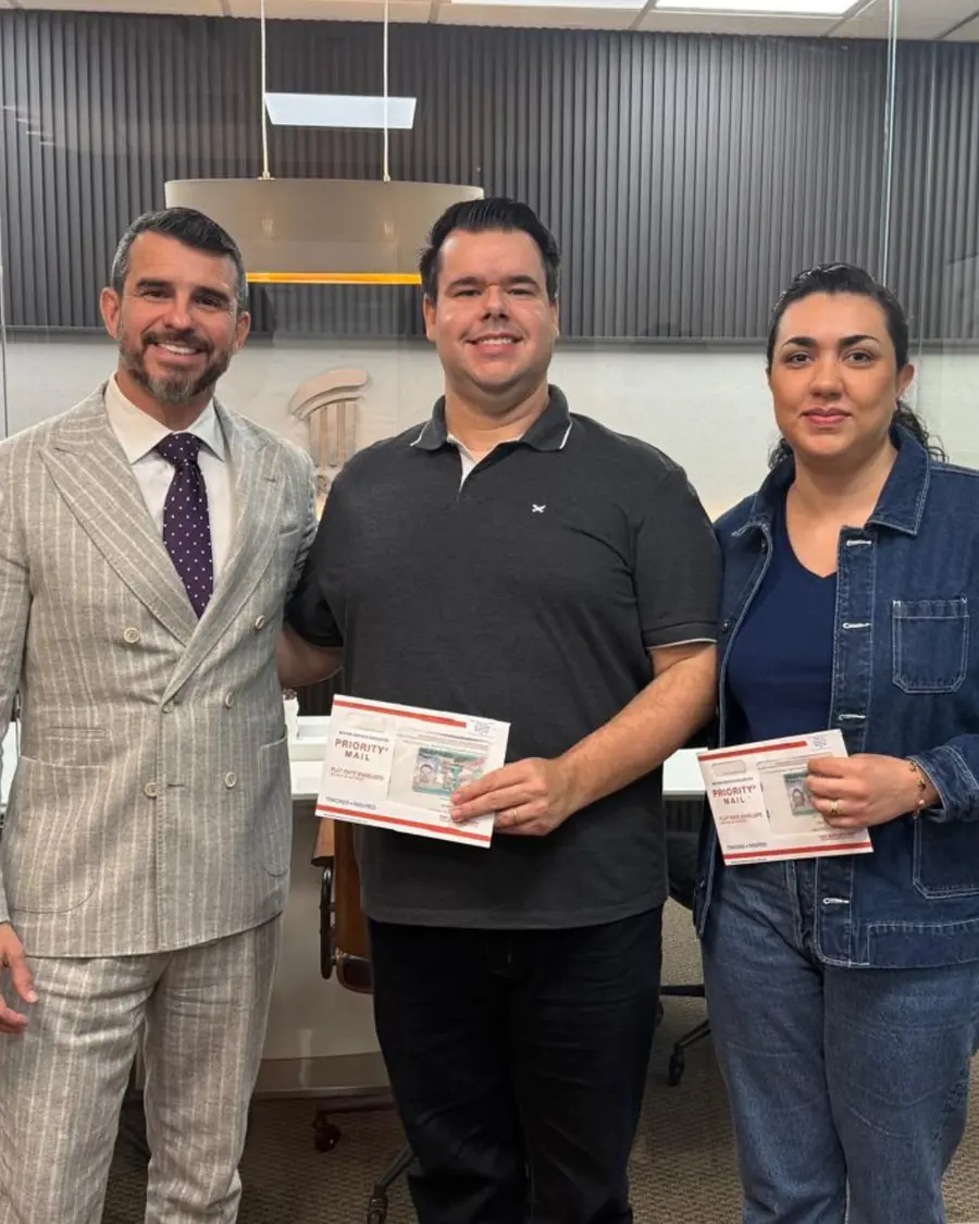 Clientes da Linhares Law recebendo Green Cards