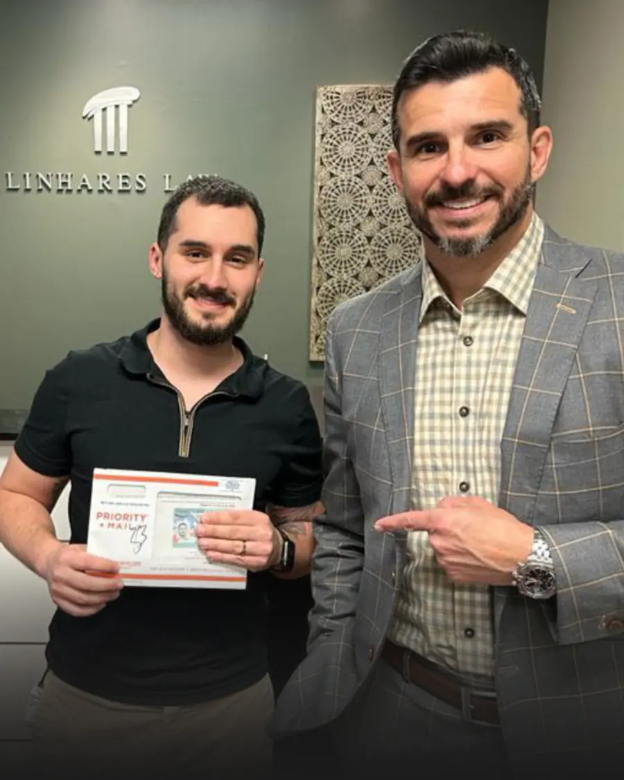 Cliente da Linhares Law recebendo seu Green Card