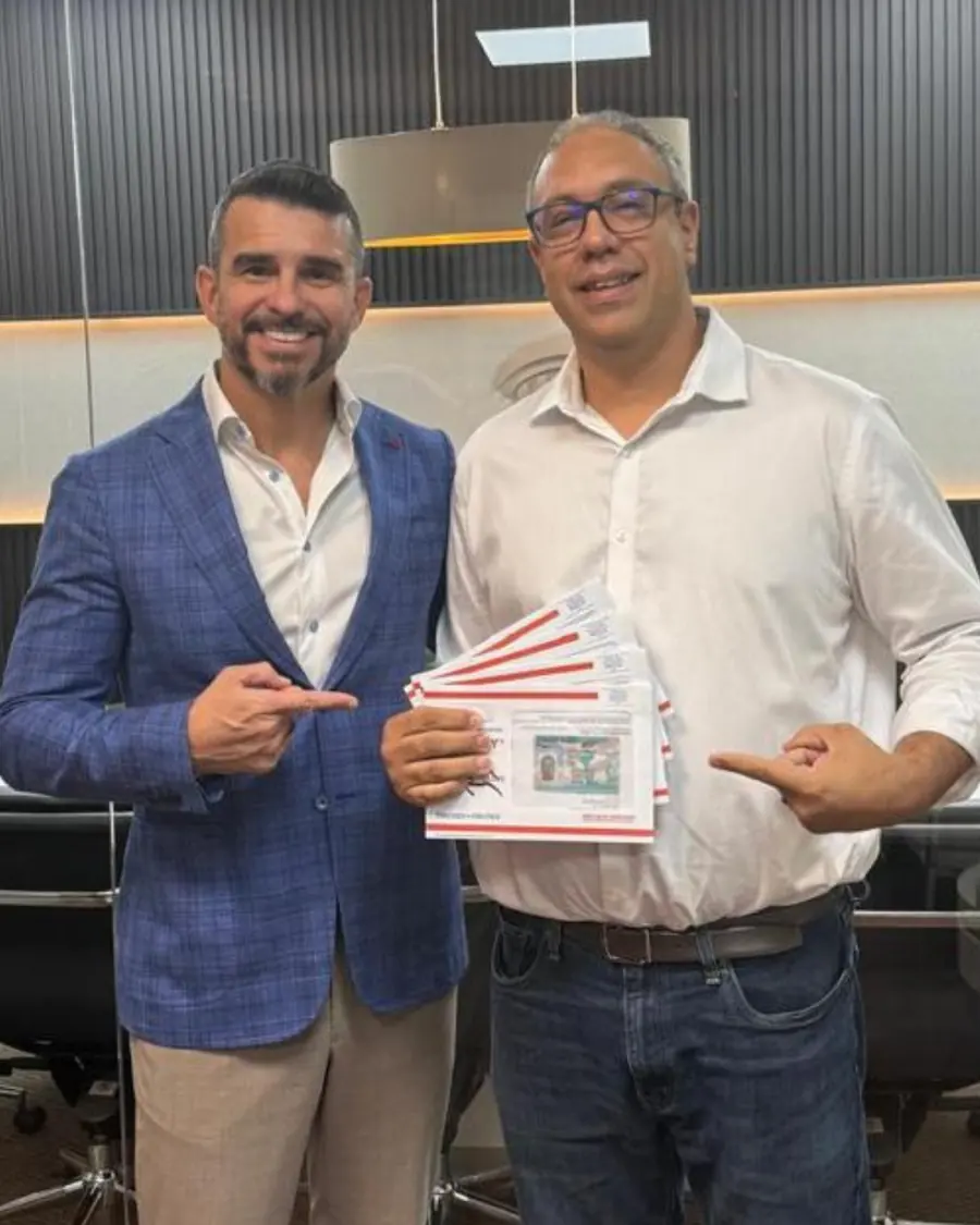 Dr. André Linhares entregando Green Cards a cliente